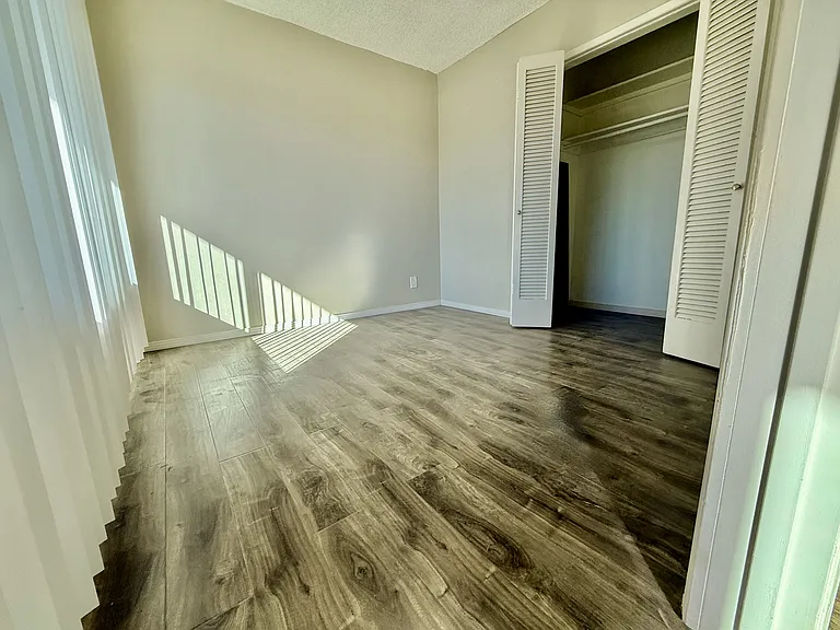 Bright Second Bedroom w/ Lg.Closet.