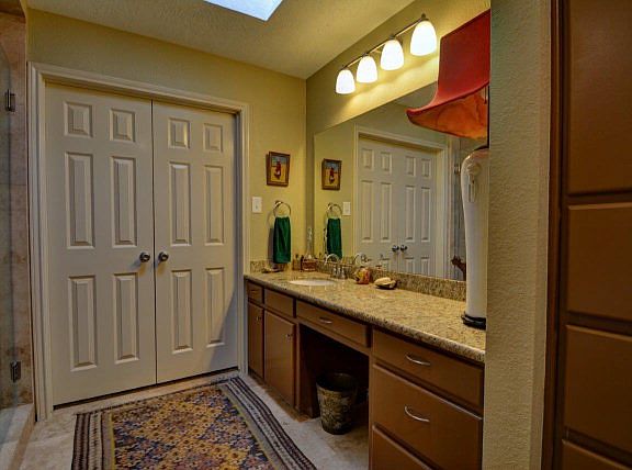 5th image of 717 Oakland Hills Ln
