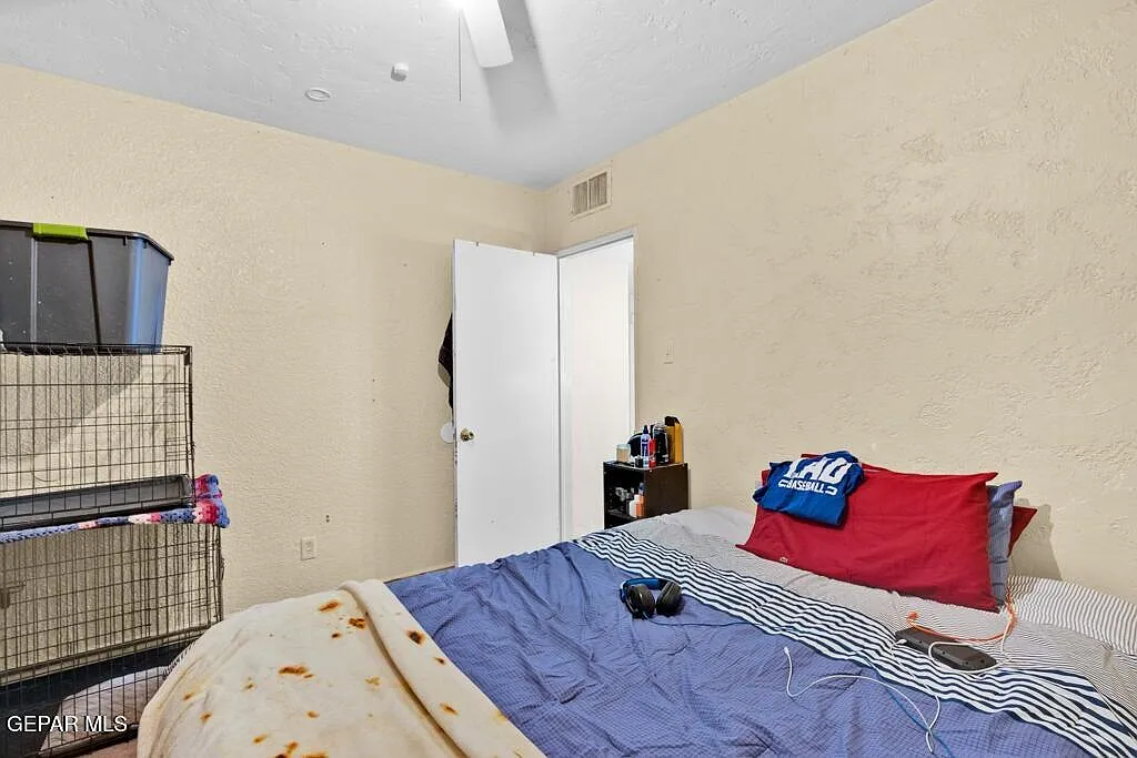 3 bed, 1.0 bath, 1127 sqft, $1,100 — Photo 4