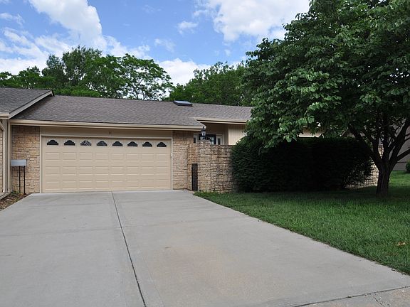 2nd image of 5 Woodbridge Ln
