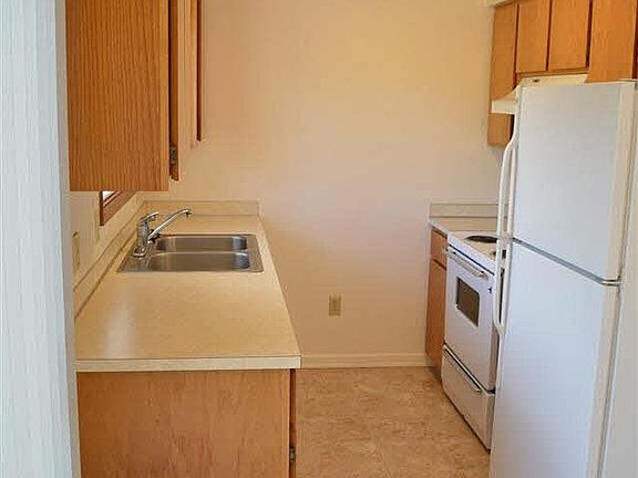3rd image of 916/918 E Public Ave