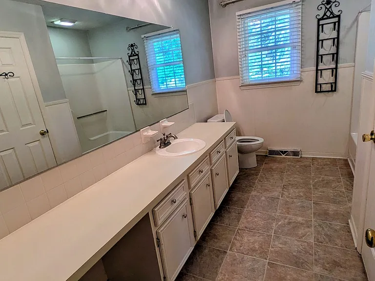 6913 Crandall Ct — Photo 10