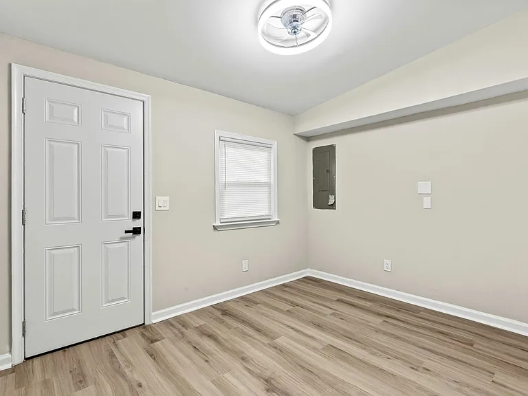1118 W Hamburg St #MAIN — Photo 2