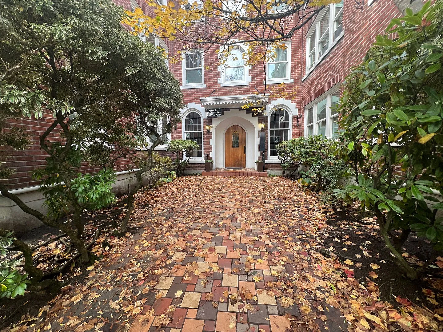 Charming Capitol Hill Vintage Condo with Original Features & Ideal Location — Photo 1