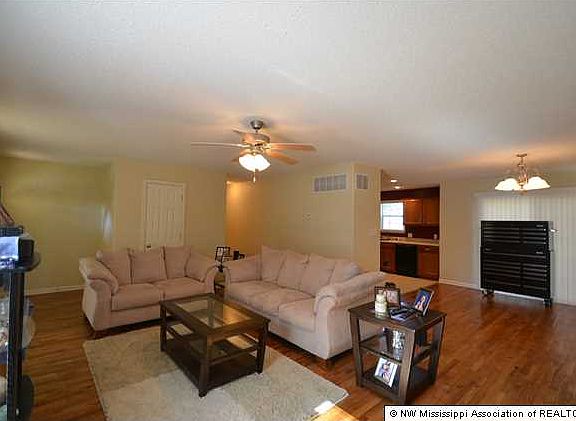 3rd image of 1154 Thunderbird Dr N