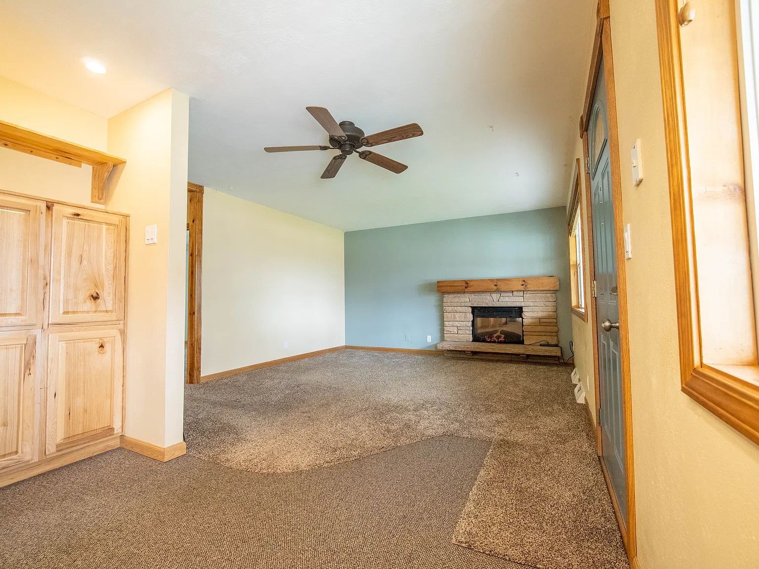 3 bed, 1.5 bath, 1316 sqft, $2,650 — Photo 2