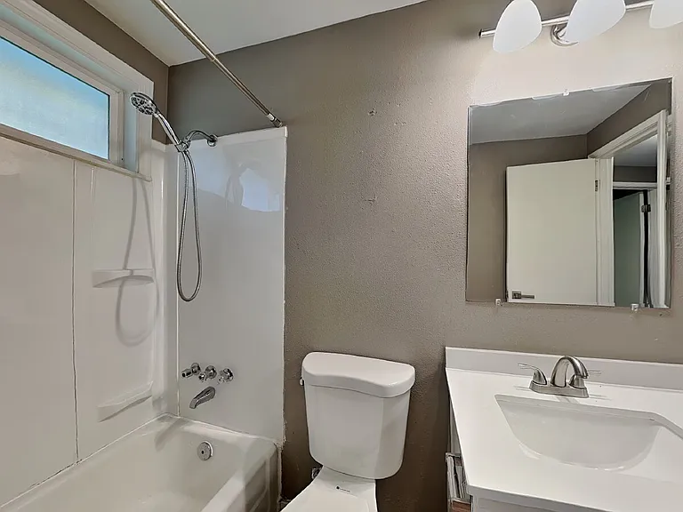102 Summit Ave N #10 — Photo 15