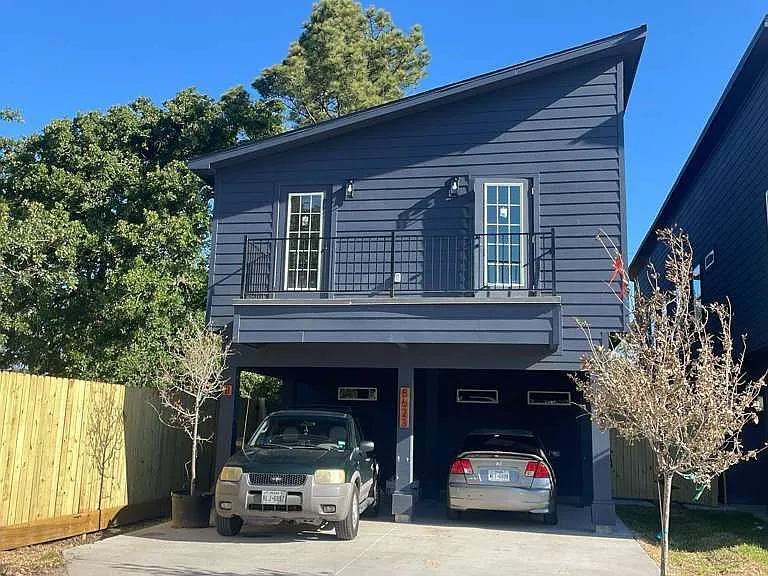 1052 N Lane St — Photo 1