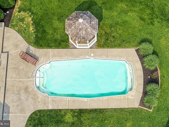 5th image of 687 Cloverfield Dr