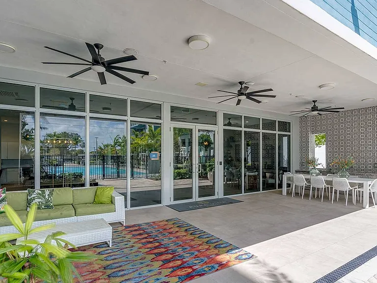 Pura Vida Hialeah Luxury Apartments — Photo 27
