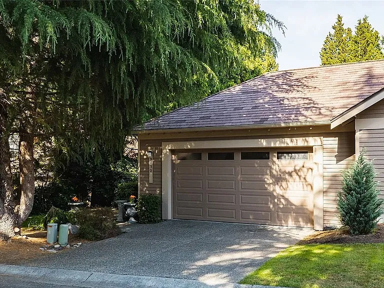 9032 Gleneagle Dr — Photo 2