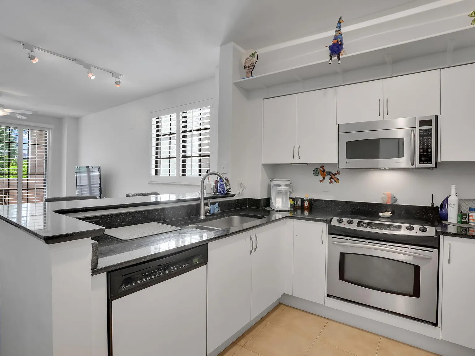 2 bed, 2.0 bath, 1080 sqft, $4,000 — Photo 4