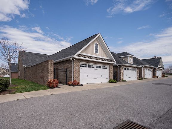 4th image of 395 Devon Chase Hl Unit 3701