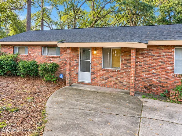 5825 Gregory St, Moss Point, MS 39563