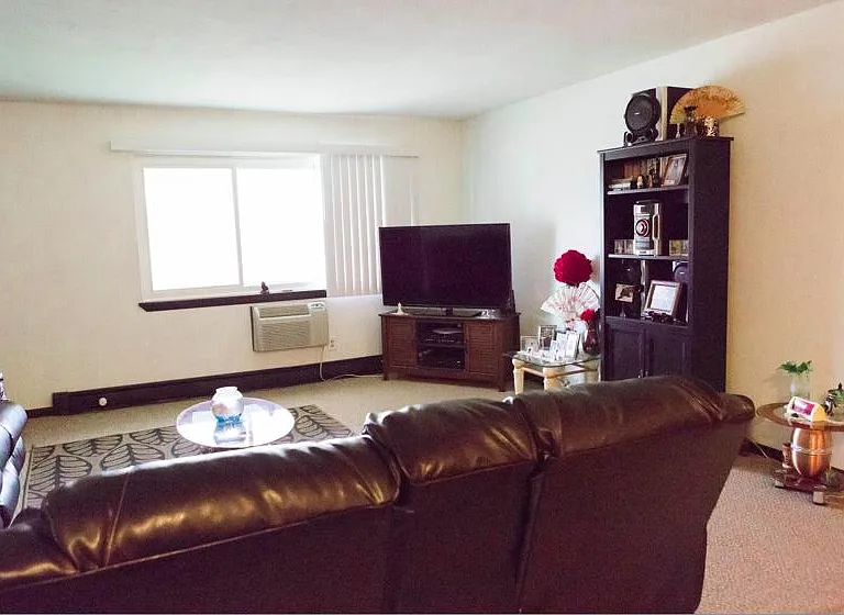 225 E Market St — Photo 3