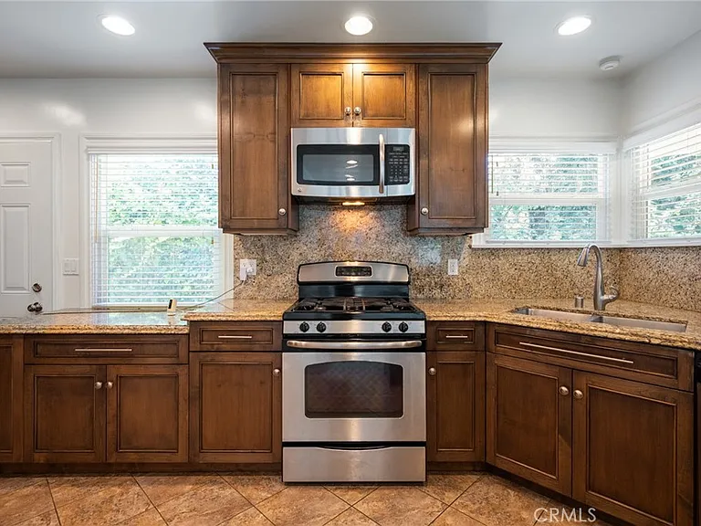 2526 Purdue Ave — Photo 9