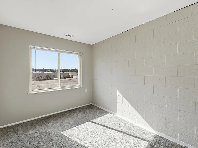 Pin Oak Manor Apartments — Photo 4