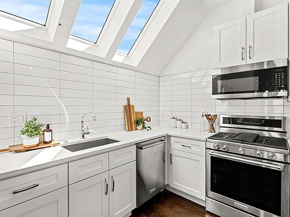 4th image of 9 Upham Ave Unit 3