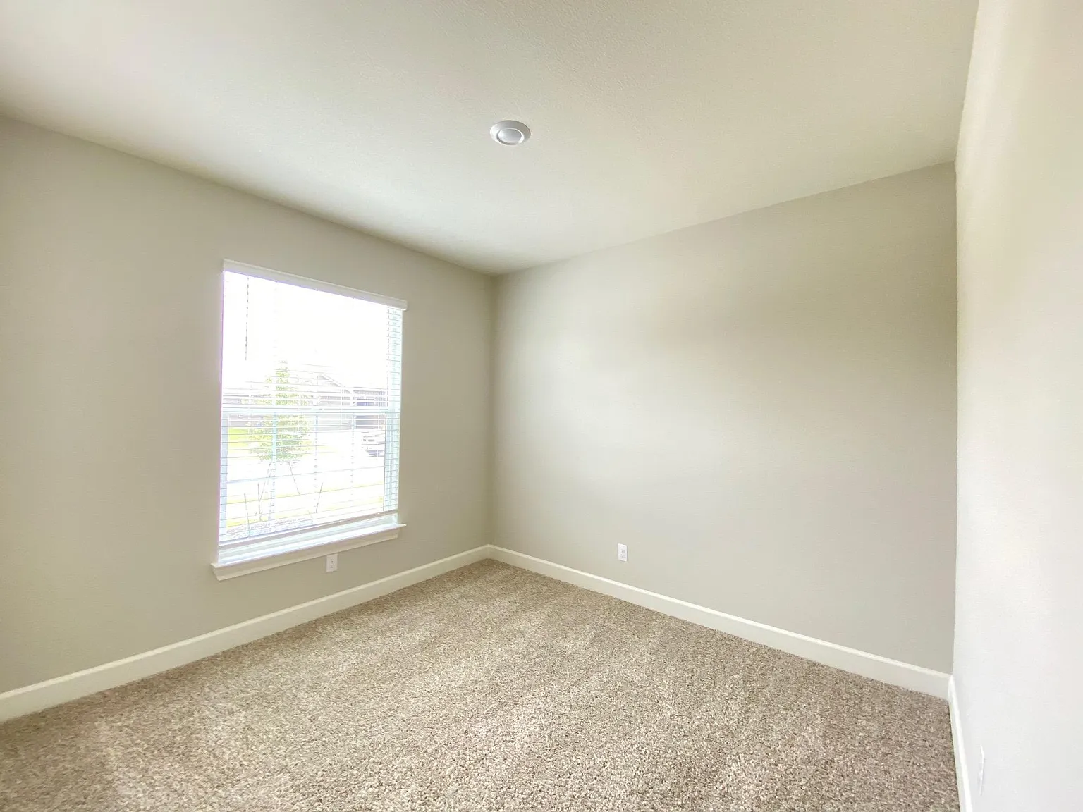 4 bed, 1801 sqft, $2,100 — Photo 3