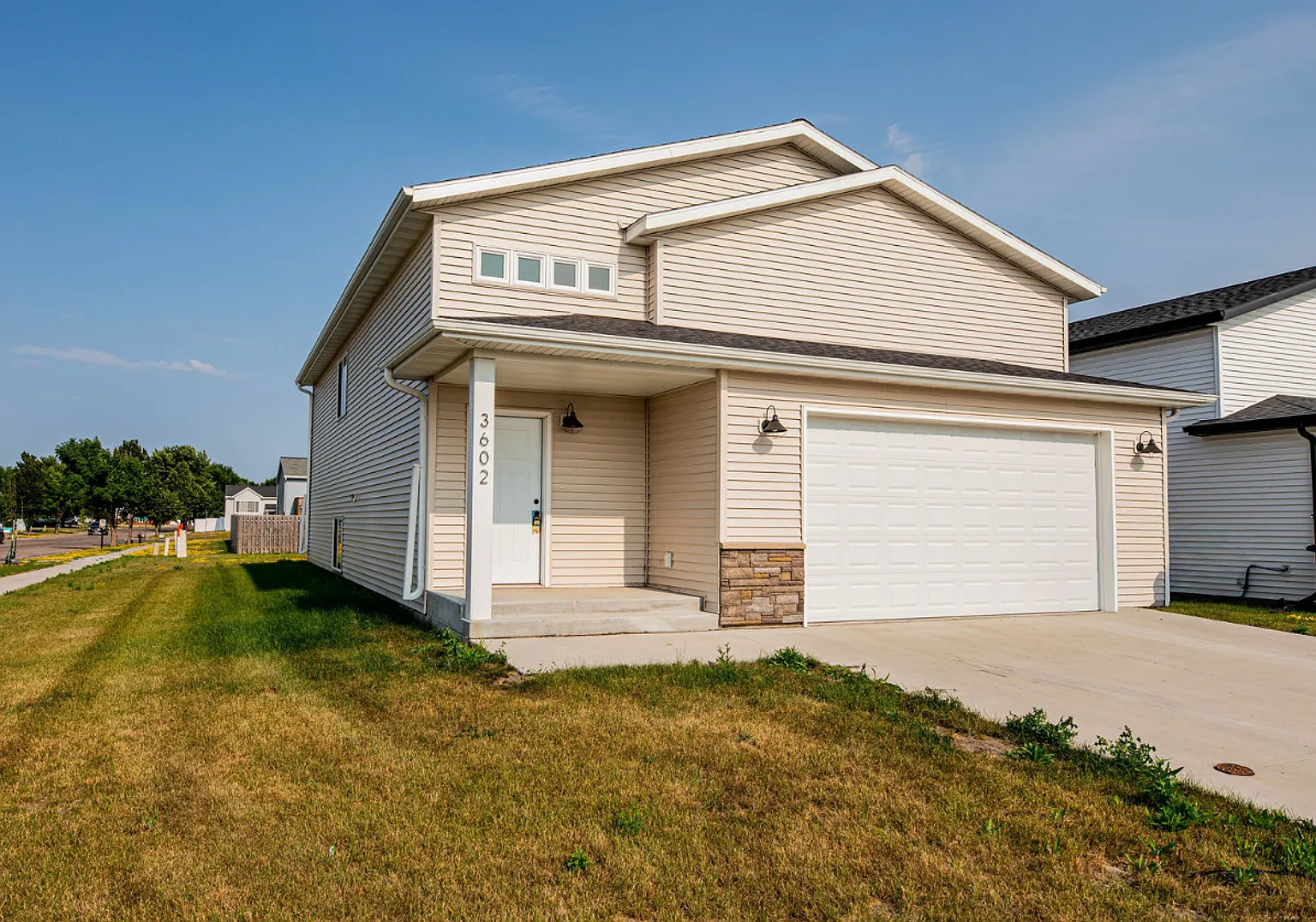 4 bedroom 2 bathroom house — Photo 1