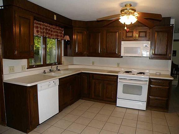 3rd image of 823 Pinetree Dr