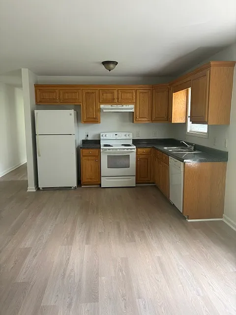 3 bed, 1.5 bath, 950 sqft, $1,300 — Photo 3