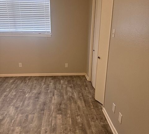 3rd image of 1304 Tanglewood Ln
