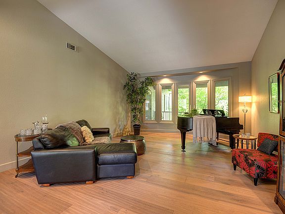 4th image of 2374 Loch Way