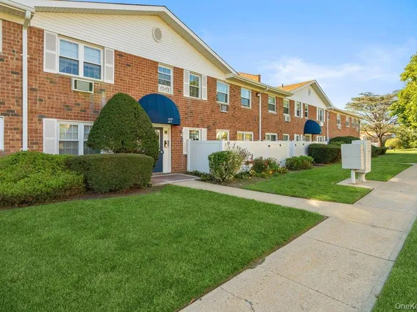 460 Old Town Road #27L, Port Jefferson Station, NY 11776