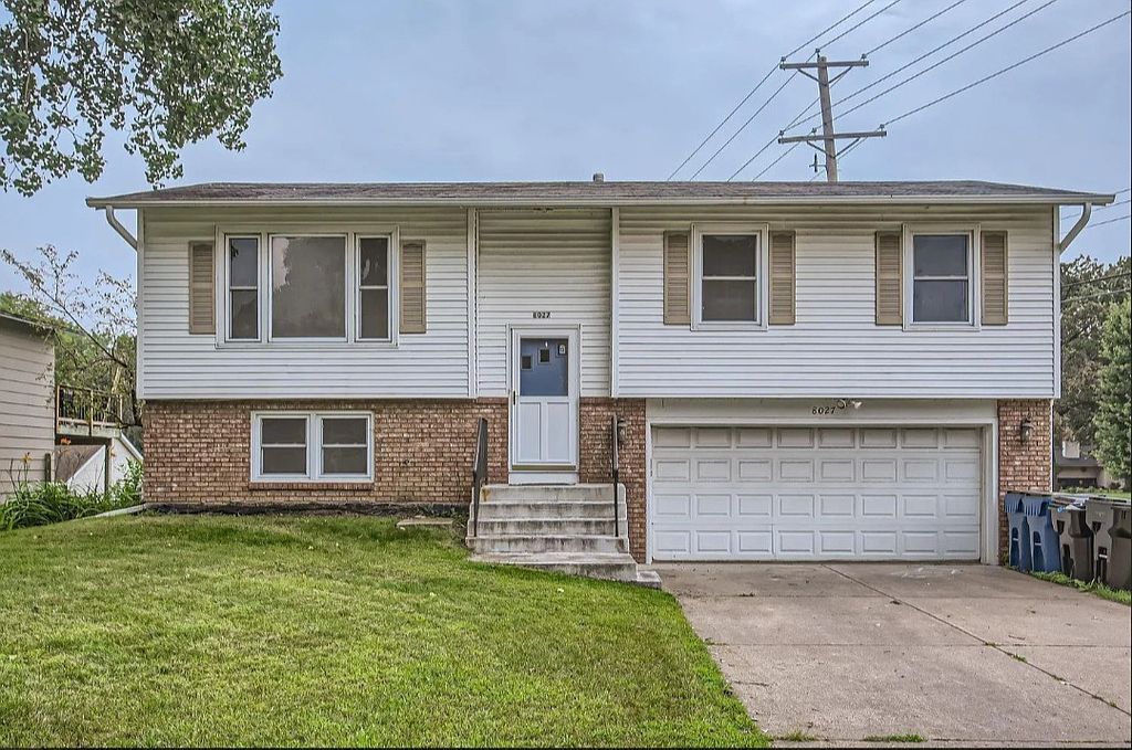 8027 Fairmont Cir NE - Property Image
