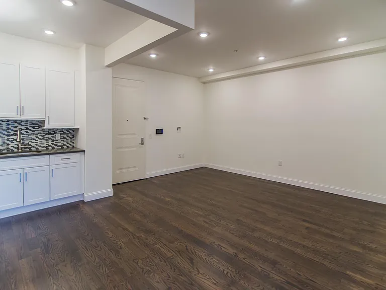 318 Washington St #4R — Photo 6