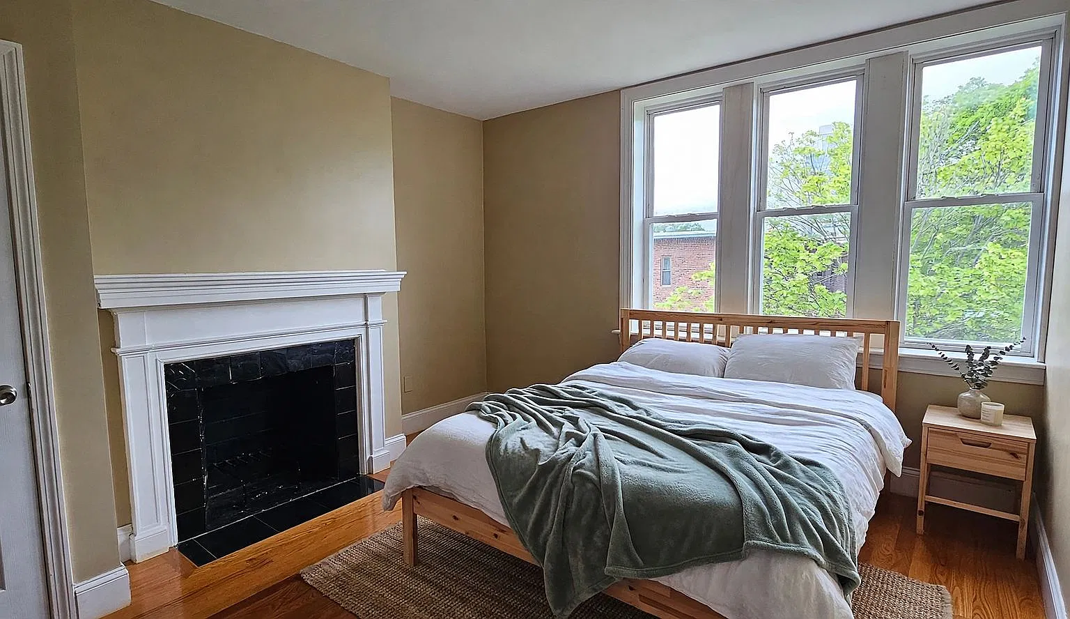 No Fee! Popular Off-Campus Choice! Desirable Street Near Bu! Heat & Hw Inc — Photo 2