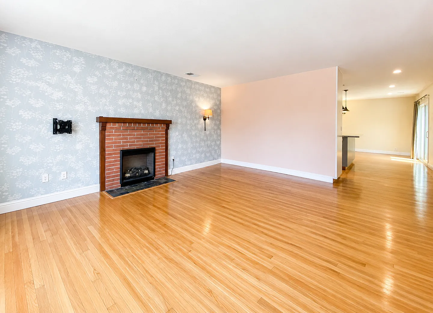 Gorgeous 3 Bedroom 2 Bath Home with Spectacular Curb Appeal! — Photo 4