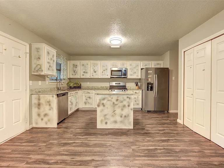 7302 Greenwood Point Dr — Photo 11