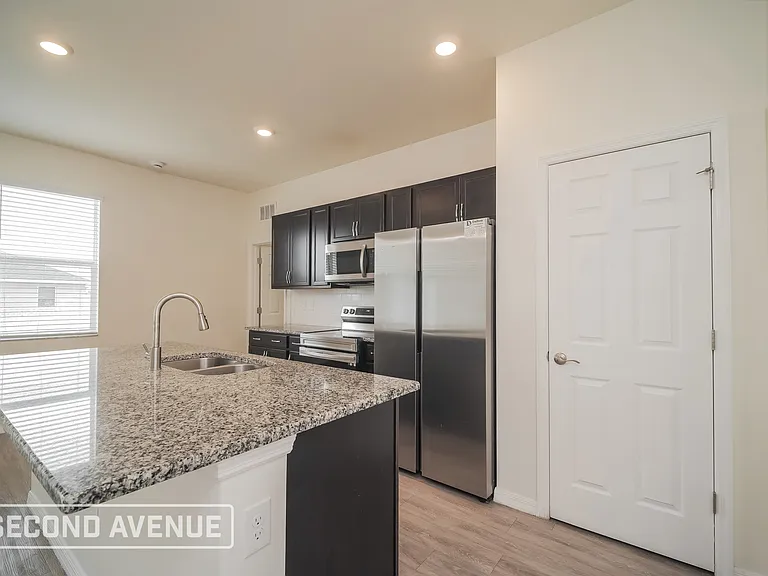 2107 NE 1st Pl — Photo 8