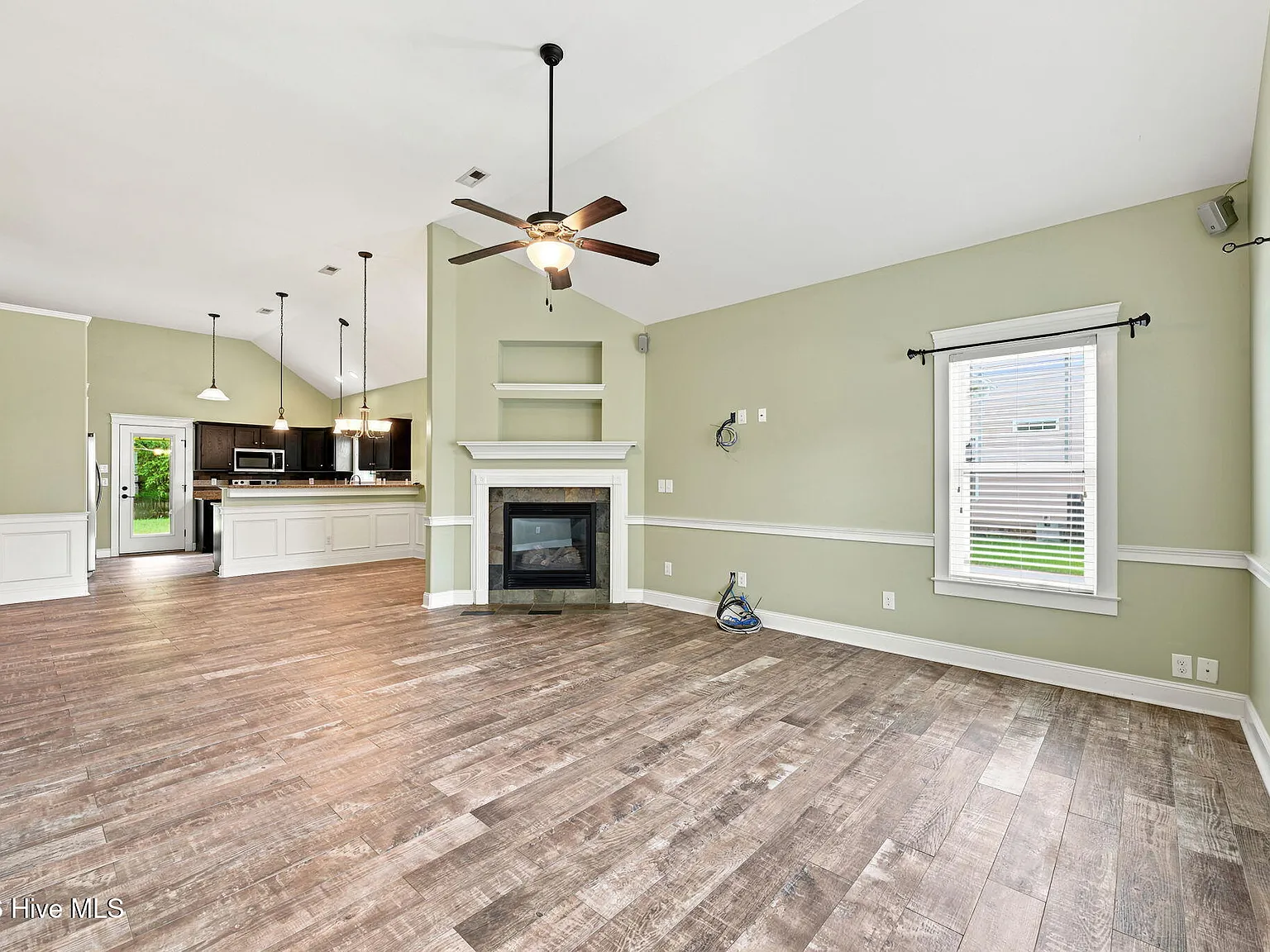 3 bed, 2.0 bath, $2,100 — Photo 2