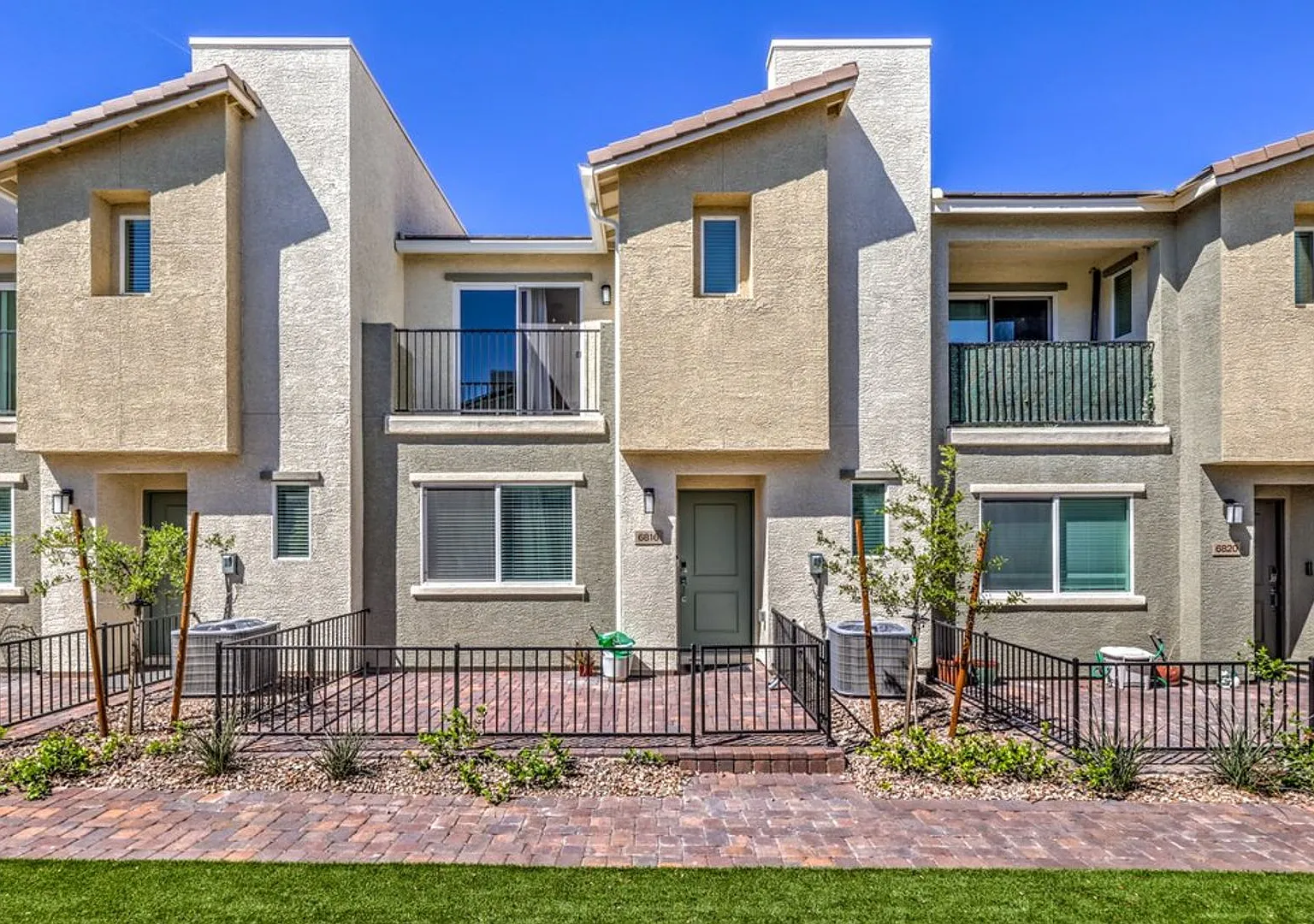 Like-New Townhome with Resort Amenities & Private Balcony — Photo 2