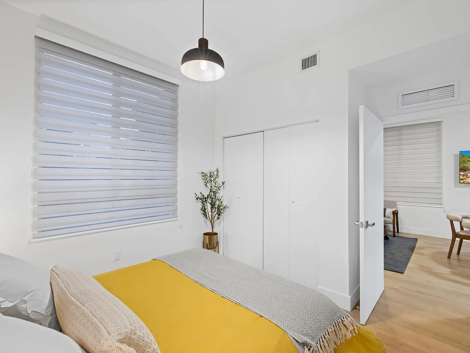 2 bed, 900 sqft, $4,000 — Photo 3