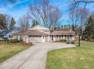 31008 Clarewood Dr, Bay Village, OH 44140