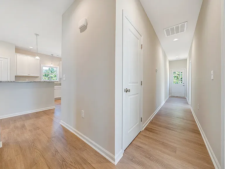 956 Carriage Pkwy — Photo 4