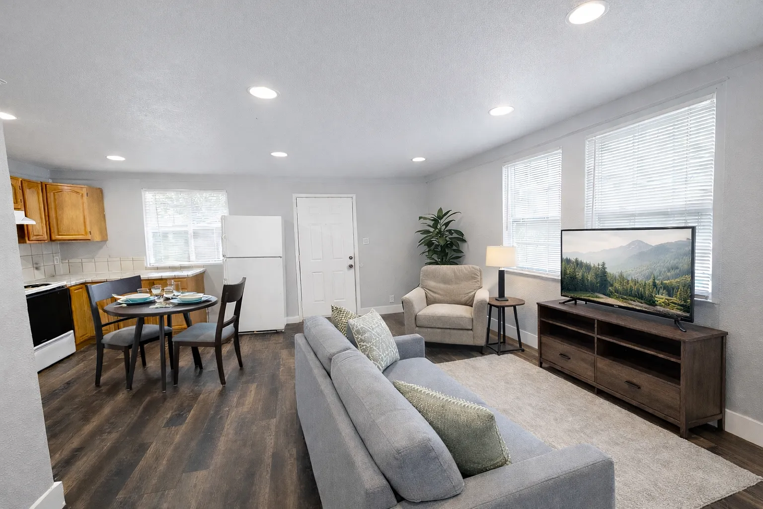 2 bed, 650 sqft, $875 — Photo 1