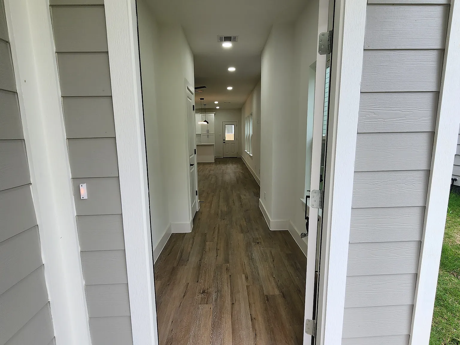 3 bed, 2.5 bath, 1550 sqft, $1,800 — Photo 2