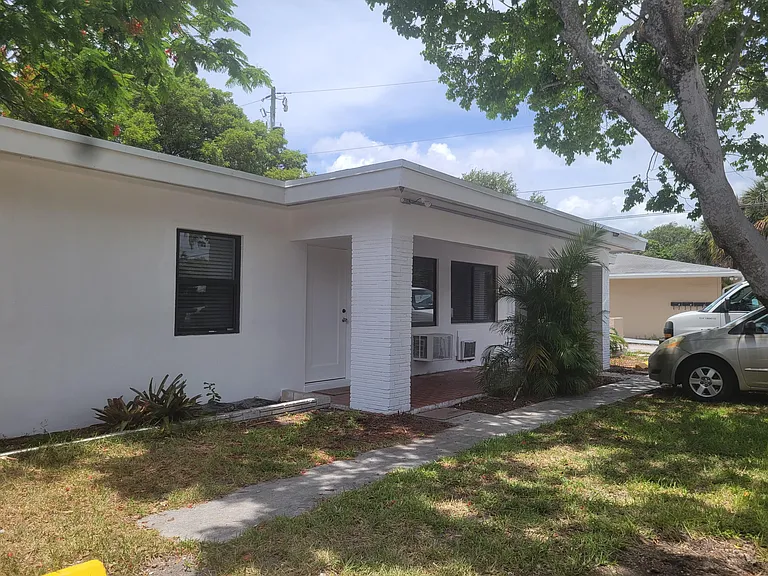 2101 SE 4th Ave — Photo 1