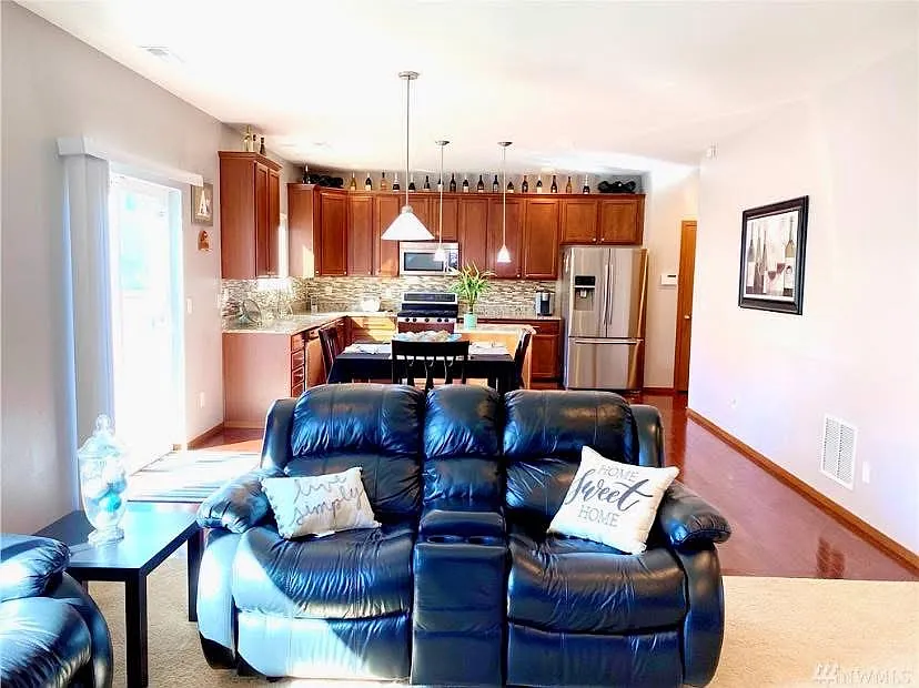 3 bed, 2.5 bath, 2099 sqft, $3,400 — Photo 4
