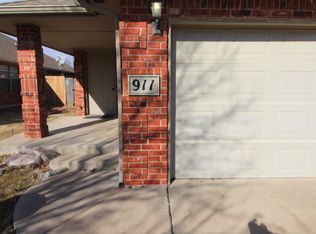 911 SW 35th St, Moore, OK 73160