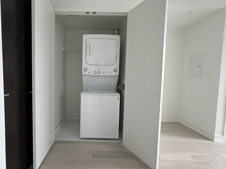 11 Yorkville Ave #2402 — Photo 7