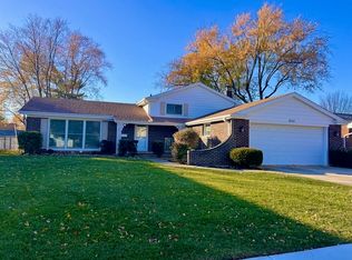 2112 N Kennicott Dr, Arlington Heights, IL 60004