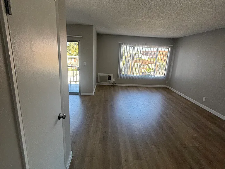 5068 Franklin Ave — Photo 3