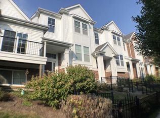 534 Grosvenor Ln, Aurora, IL 60504