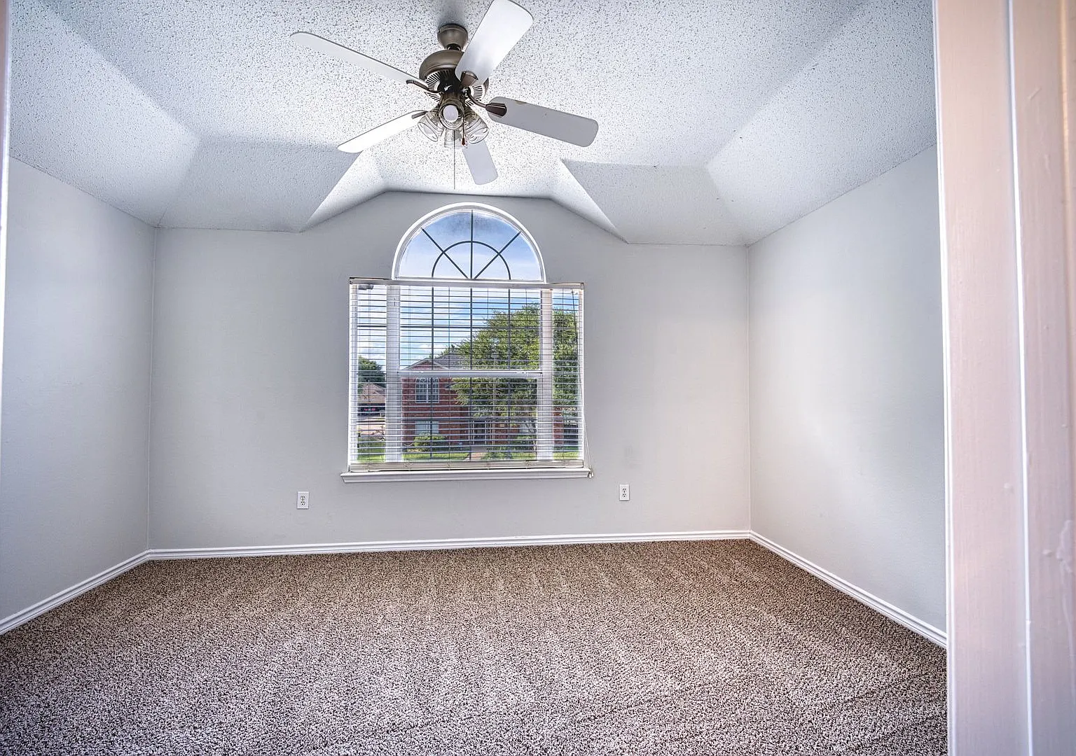 Amazing price for this beautiful four-bedroom home offering more than 2,700 sq ft of living space... — Photo 4